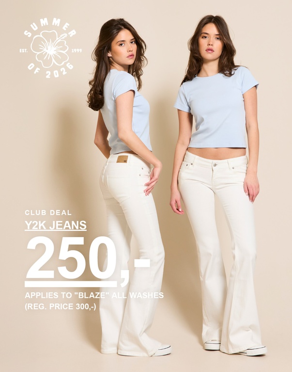 To modeller i lyse jeans og T-shirts, Y2K-jeans til kampagnepris 250 kr (normalpris 300 kr).