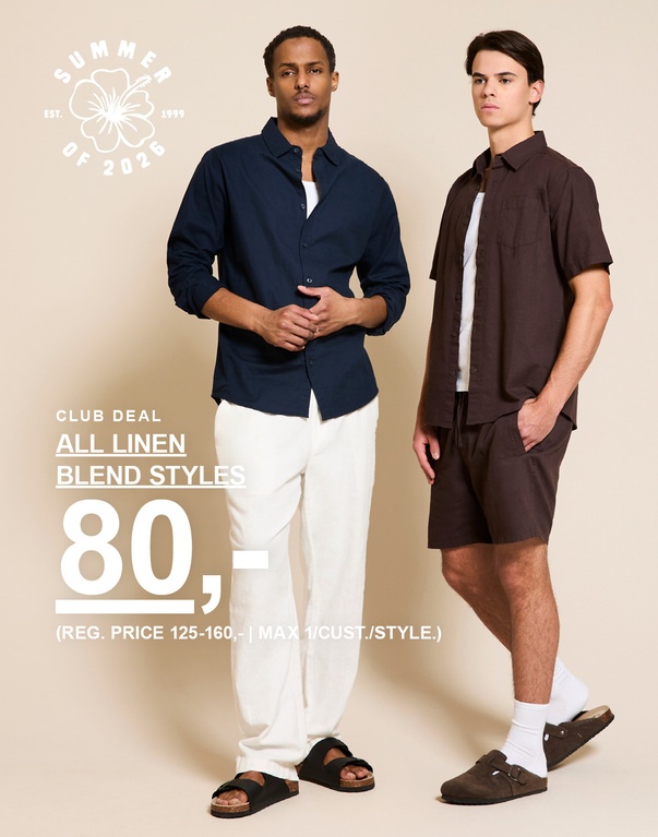 To mænd i hørblandings-outfits – den ene i mørkeblå skjorte og lyse bukser, den anden i brun kortærmet skjorte og matchende shorts foran beige baggrund. CLUB DEAL. ALL LINEN BLEND STYLES 80,- (REG. PRICE 125–160,- | MAX 1/CUST./STYLE.)