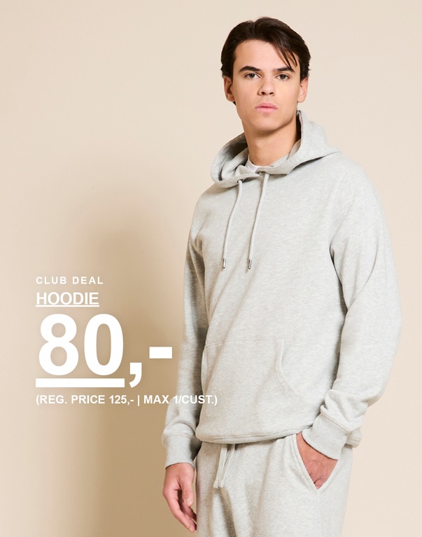 Mand i lysegrå hoodie og matchende sweatpants foran beige baggrund. CLUB DEAL. HOODIE 80,- (REG. PRICE 125,- | MAX 1/CUST.)