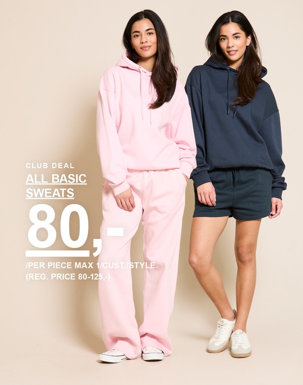 Pige i løse bløde bukser i offwhite og lyserød top. Kampagnetekst: 'CLUB DEAL, LOOSE SOFT PANTS, 110,- (NORMALPRIS 125,-)'.