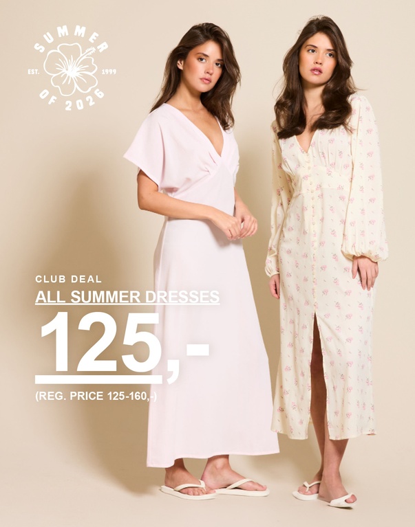 Tre piger i kjoler, en lys beige, en blomstret og en brun. Kampagnetekst: 'CLUB DEAL, KJOLER, 125,- (NORMALPRIS 125-160,-)'.