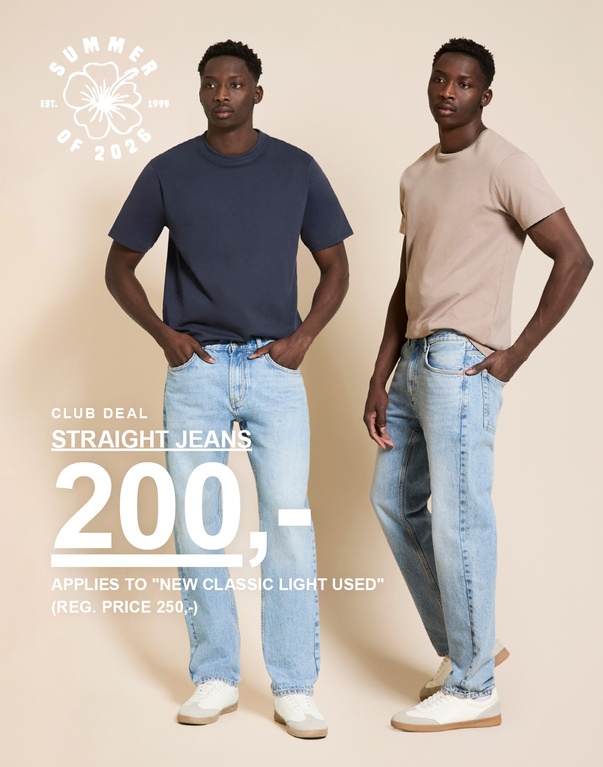 To modeller i lyse straight jeans og t-shirts mod beige baggrund. Kampagnepris 200 kr for New Classic Light Used (før 250 kr).