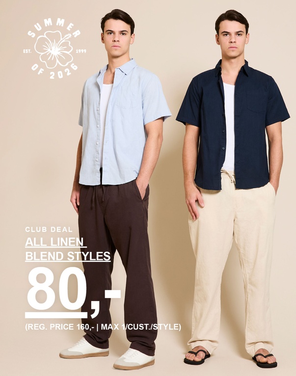 To mænd i hørblandingsstyles – lyseblå og mørkeblå kortærmede skjorter stylet med lyse bukser foran en beige baggrund. CLUB DEAL. ALL LINEN BLEND STYLES 80,- (REG. PRICE 160,- | MAX 1/CUST./STYLE)