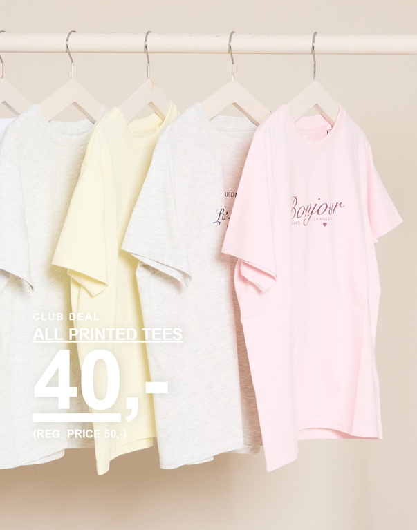 Seks print-T-shirts i lyseblå, hvid, grå, gul og lyserød hænger på bøjler foran en lys baggrund. CLUB DEAL ALL PRINTED TEES 40,- (REG. PRICE 50,-)