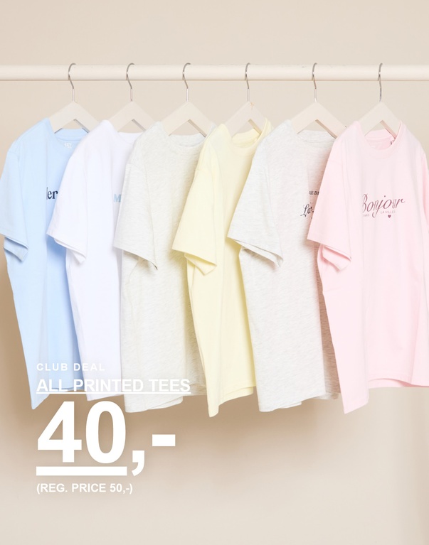 Seks printede t-shirts i lyseblå, hvid, grå, gul og lyserød hænger på bøjler foran en lys baggrund. CLUB DEAL ALL PRINTED TEES 40,- (REG. PRICE 50,-)