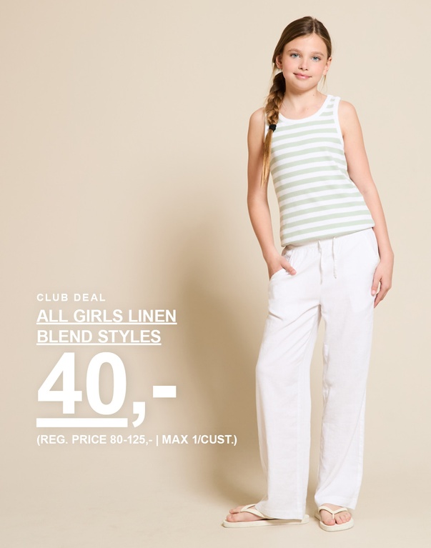 Pige i grøn- og hvidstribet top og hvide bukser i hørblanding står foran en lys baggrund. CLUB DEAL ALL GIRLS LINEN BLEND STYLES 40,- (REG. PRICE 80-125,- | MAX 1/CUST.)