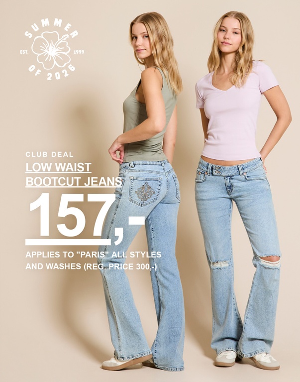 To piger i Y2K-jeans, én i mørk vask og én i lys vask, sammen med en hvid top og en lyserød t-shirt. Kampagnetekst: "CLUB DEAL, Y2K JEANS 250,- (NORMALPRIS 300,-)".