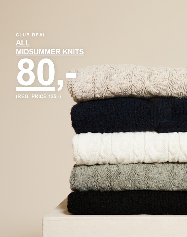 Stak af kabelstrikkede trøjer i beige, mørkeblå, hvid og grønne nuancer mod en lys baggrund. CLUB DEAL. ALLE MIDSOMMERSTRIK 80,- (FØRPRIS 125,-)