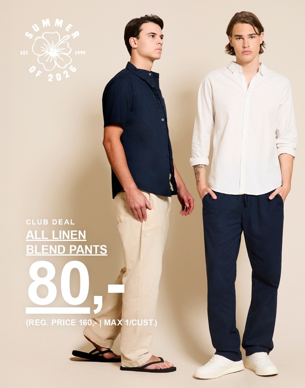 To mænd i skjorter og bukser i hørblanding i beige, hvid og mørkeblå nuancer mod en lys baggrund. CLUB DEAL. ALLE BUKSER I HØRBLANDING 80,- (FØRPRIS 160,- | MAKS. 1 PR. KUNDE)