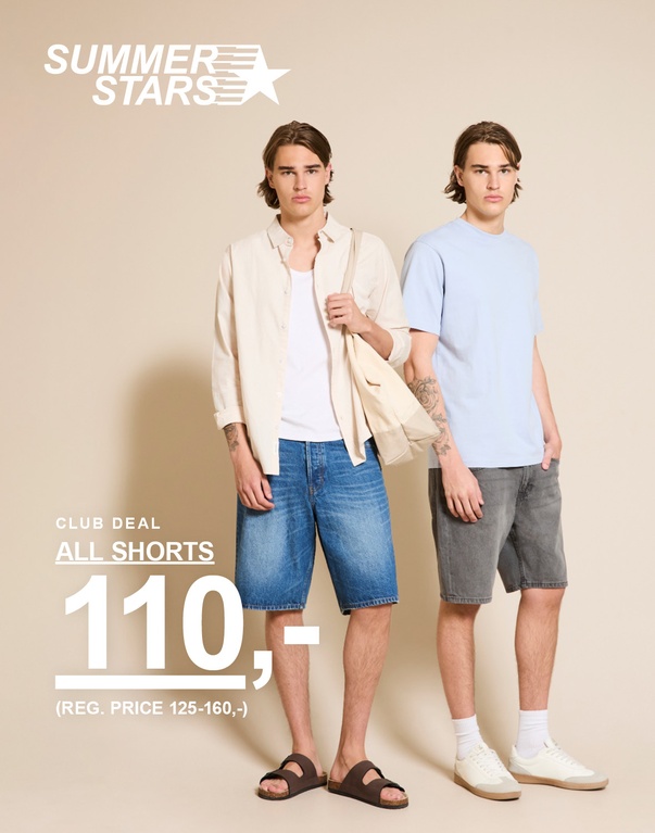 Tre mænd i sommertøj med shorts i hvid, denim og grå samt lyse overdele. SUMMER STARS. CLUB DEAL. ALL SHORTS 110,- (REG. PRICE 125-160,-)