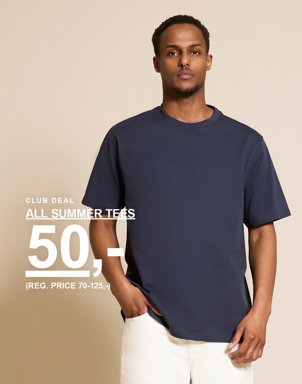 Mand i lyseblå T-shirt og blå jeans. CLUB DEAL. ALL SUMMER TEES 50,- (FØRPRIS 70-125,-)