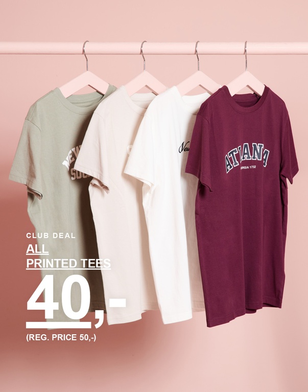 Fire T-shirts med print hænger på bøjler. Club Deal: alle T-shirts med print 40 kr. Normalpris: 50 kr.