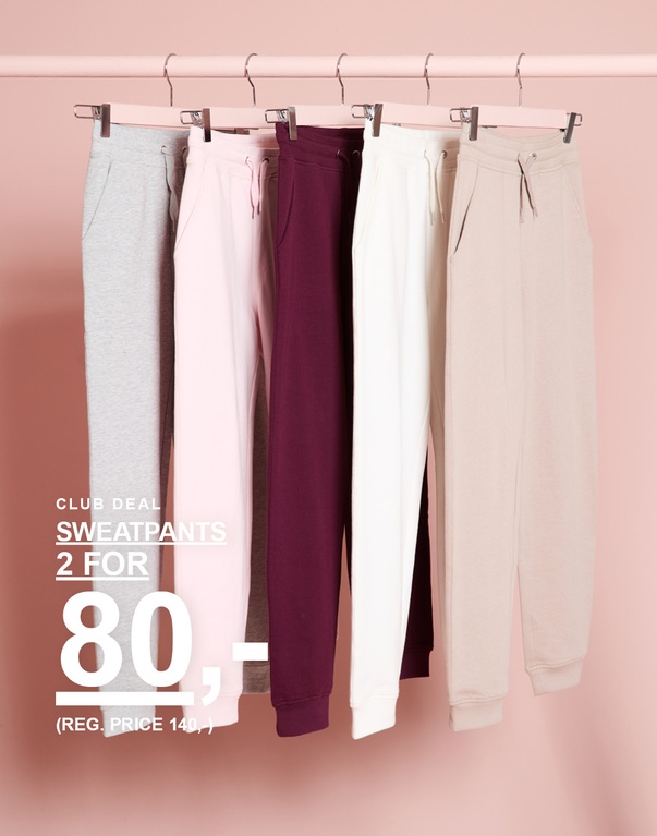 Fem sweatpants i forskellige farver hænger på bøjler. Club Deal: sweatpants 2 for 80 kr. Normalpris: 140 kr.