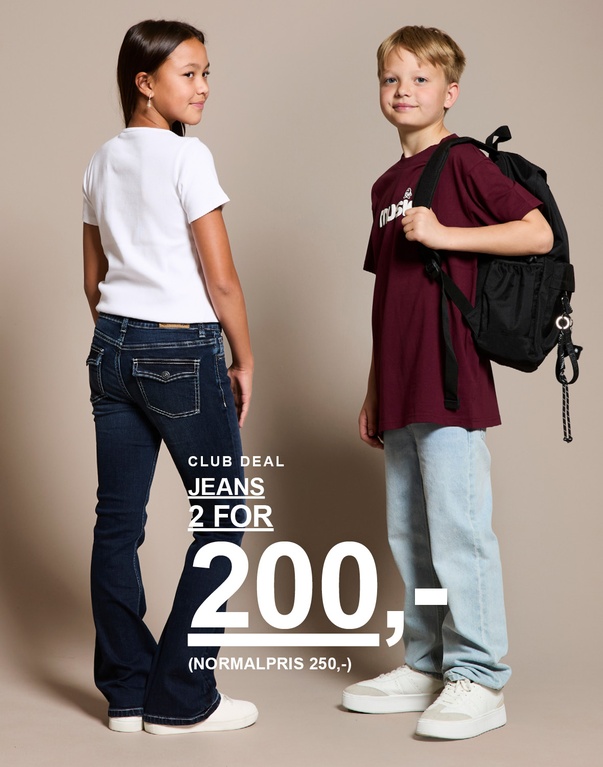 Tre børn i jeans – en pige i jeans med vidde og hvid top, en i lyse brede jeans med lyserød rygsæk og en dreng i lige jeans med bordeaux t-shirt og sort rygsæk. Kampagnetekst: 'JEANS 2 FOR 200,- (NORMALPRIS 250,-)'.