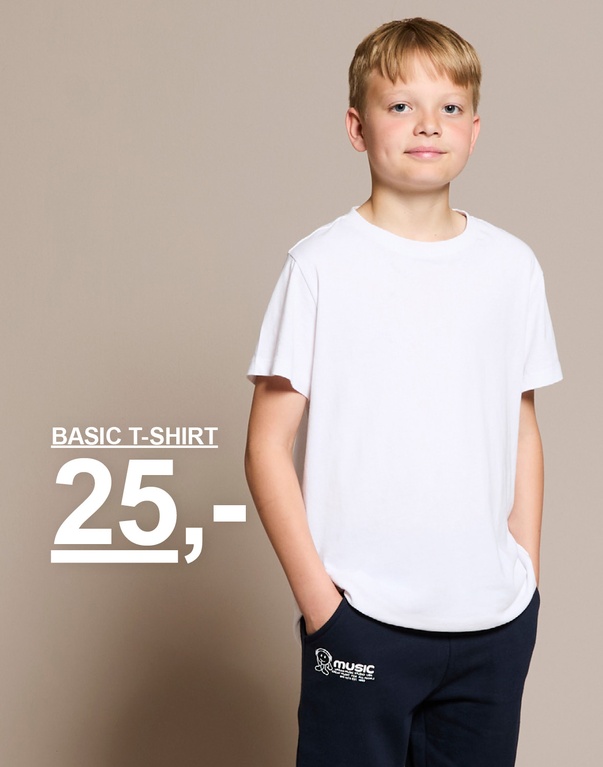 Dreng i hvid t-shirt og mørkeblå sweatpants. Kampagnetekst: 'BASIC T-SHIRT 25,-'.