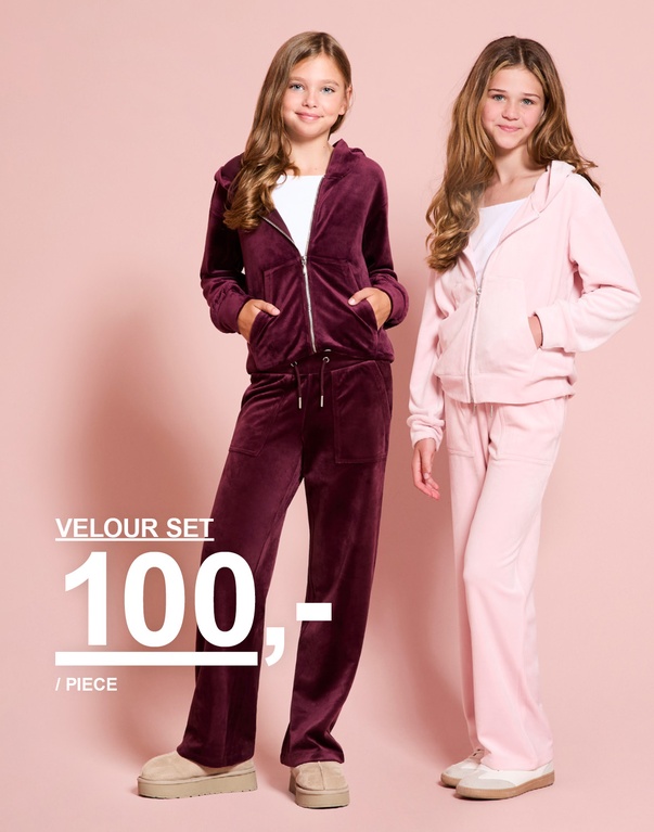 To børn har veloursæt på i forskellige farver. VELOUR SET 100,- / PIECE.