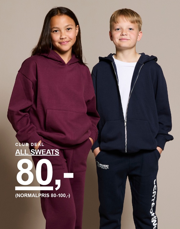 Pige i bordeaux sæt med hoodie og bukser samt dreng i mørkeblå zip-hoodie og matchende bukser. Kampagnetekst: 'ALL SWEATS 80,- (NORMALPRIS 80–100,-)'.