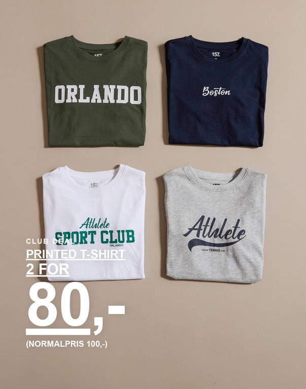 Fire foldede t-shirts med print i grøn, marineblå, hvid og grå. Kampagnetekst: 'PRINTED T-SHIRT 2 FOR 80,- (NORMALPRIS 100,-)'.