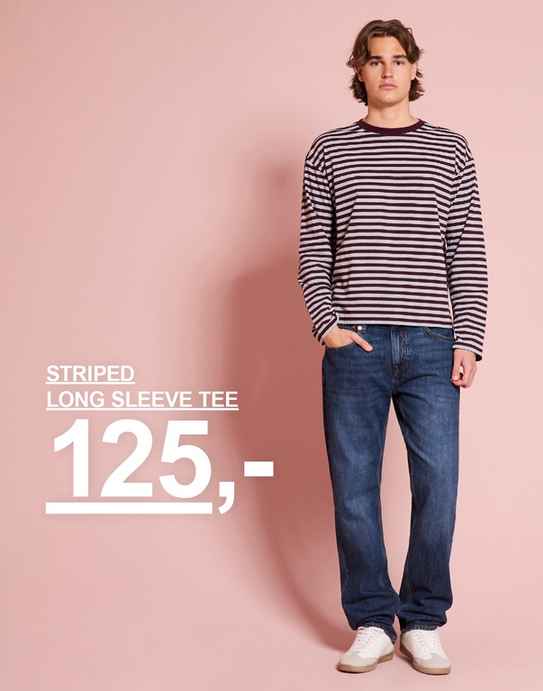 Fyr i stribet langærmet T-shirt og jeans. Kampagnetekst: "STRIPED LONG SLEEVE TEE 125,-"