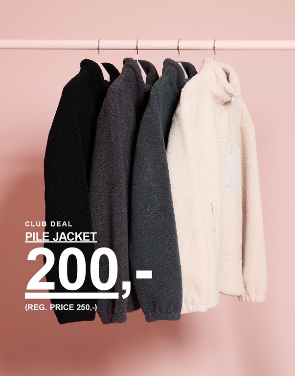 Pilejakker i fire farver. Kampagnetekst: "CLUB DEAL PILE JACKET 200,- (REG. PRICE 250,-)"