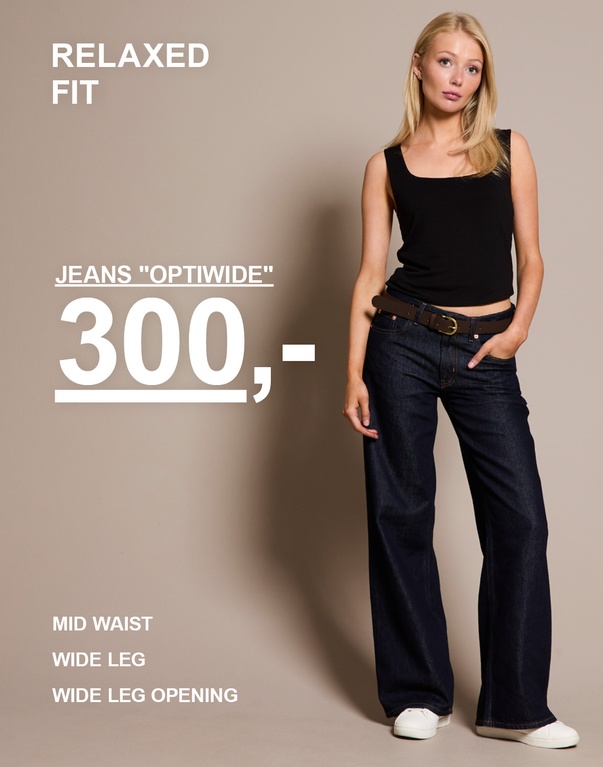 To kvinder i hvide t-shirts og blå lige jeans. Tekst: “BACK IN STOCK” og “JEANS ‘BOULEVARD’ 250,-”