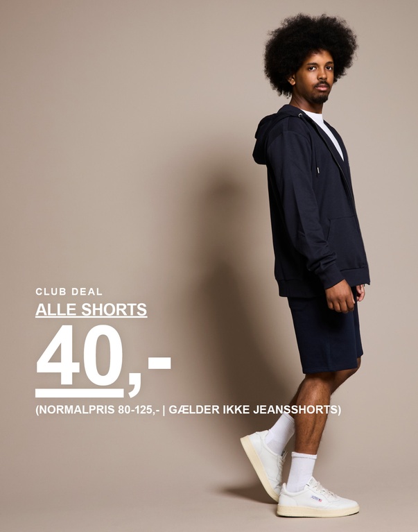 Fyr i mørkeblå hættetrøje og shorts. Kampagnetekst: "ALLE SHORTS 40,- (NORMALPRIS 80-125,- | GÆLDER IKKE JEANSSHORTS)"