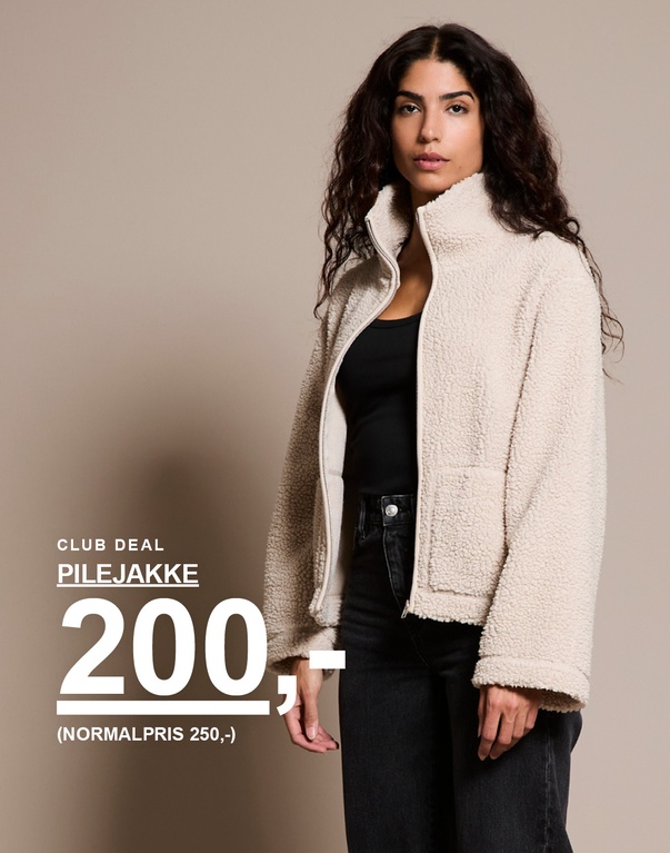 Kvinde i en beige teddyjakke, sort top og sorte jeans. Kampagnetekst: "CLUB DEAL PILEJAKKE 200,- (NORMALPRIS 250,-)"