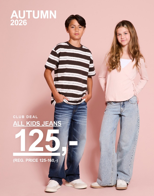 Tre børn har jeans på i forskellige vaske og modeller. AUTUMN 2026 – CLUB DEAL – ALL KIDS JEANS 125,- (REG. PRICE 125–160,-).