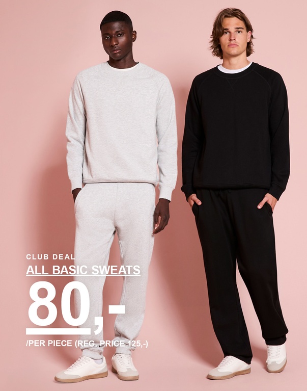 To mænd i grå og sorte sweatlooks. Kampagnetekst: "CLUB DEAL ALL BASIC SWEATS 80,- /PER PIECE (REG. PRICE 125,-)"