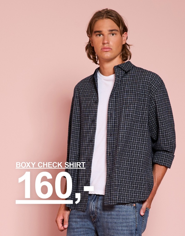 Fyr i ternet skjorte, hvid T-shirt og jeans. Kampagnetekst: "BOXY CHECK SHIRT 160,-"