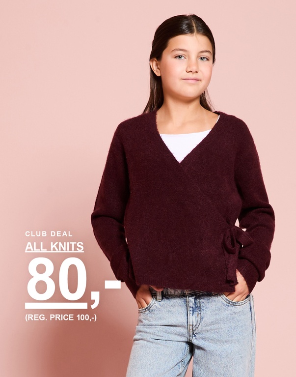 Pige i bordeaux striktrøje. CLUB DEAL – ALL KNITS 80,- (normalpris 100,-).