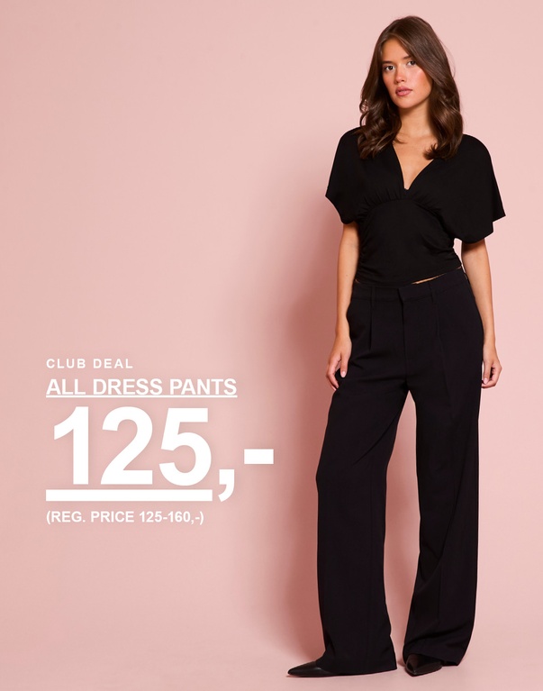 To kvinder i habitbukser, én i grå og én i sort. Kampagnetekst: “CLUB DEAL, ALL DRESS PANTS, 120,- (NORMALPRIS 120–160,-)”.