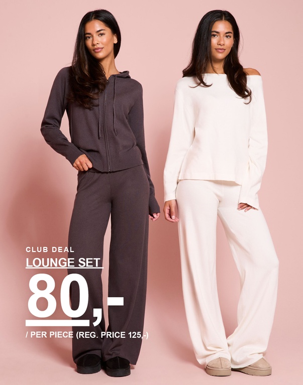 Tre piger i lounge-sæt i mørkebrun, offwhite og beige. Kampagnetekst: “LOUNGE SET, 80,-/DEL (NORMALPRIS 125,-)”.