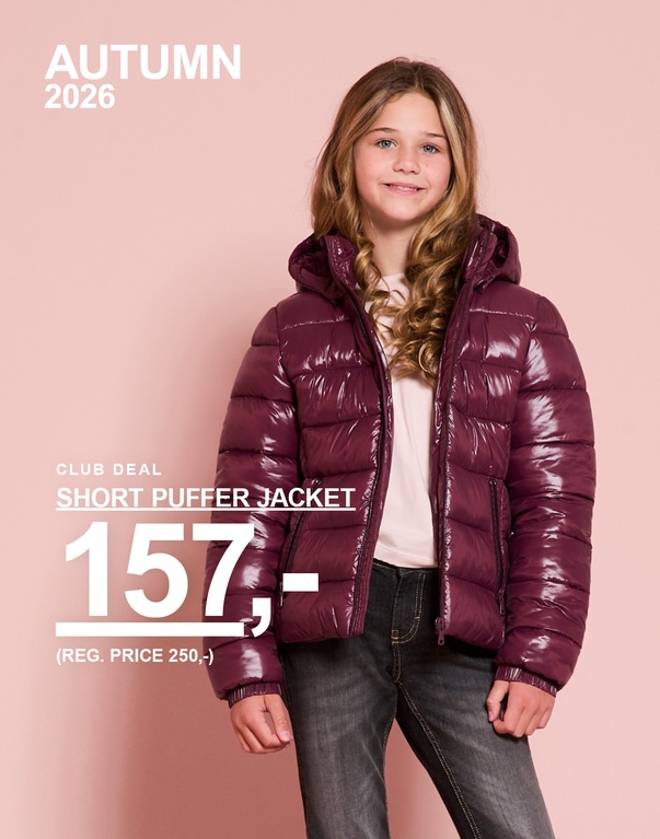 To piger i vatterede jakker i burgundy og sort. CLUB DEAL – SHORT PUFFER JACKET 157,- (normalpris 250,-).