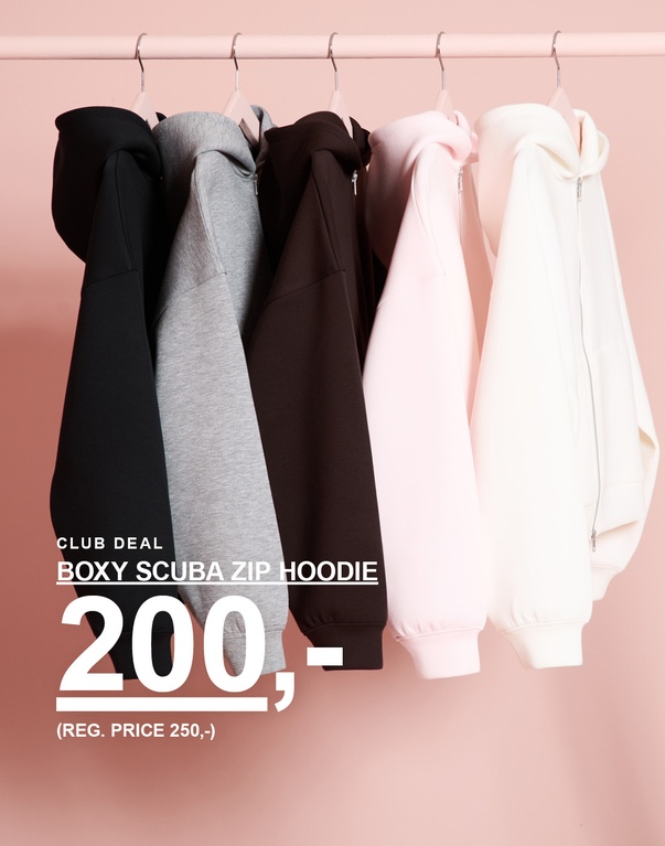 Boxy scuba zip hoodies i sort, grå, brun, rosa og hvid på bøjler. Kampagnetekst: ”CLUB DEAL, BOXY SCUBA ZIP HOODIE 200,- (NORMALPRIS 250,-)”.