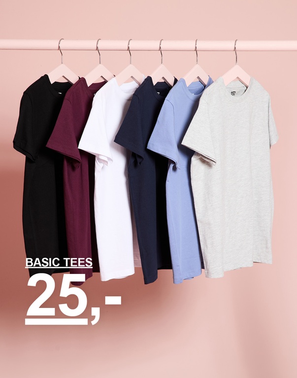 Basic T-shirts i sort, bordeaux, hvid, mørkeblå, lyseblå og grå. BASIC TEES 25,-.