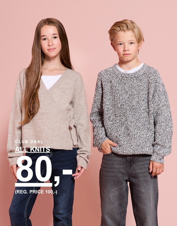 To piger og en dreng i striktrøjer og cardigans. AUTUMN 2026 – CLUB DEAL: ALL KNITS 80,- (normalpris 100,-).