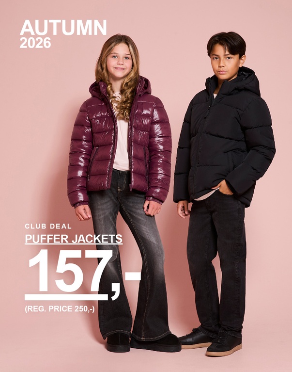 Pige i en bordeauxfarvet pufferjakke og dreng i en sort pufferjakke. AUTUMN 2026 – CLUB DEAL: PUFFER JACKETS 157,- (normalpris 250,-).