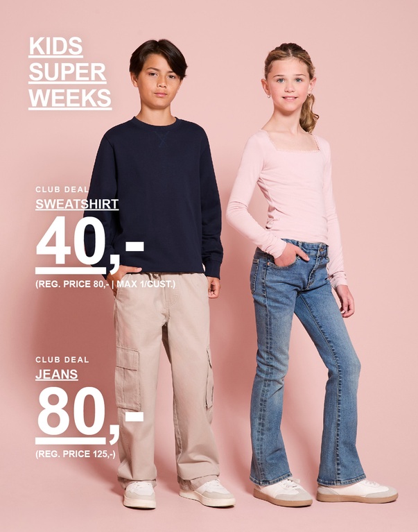 Dreng og to piger i sweatshirts og jeans. KIDS SUPER WEEKS – CLUB DEAL: SWEATSHIRT 40,- (normalpris 80,-, maks. 1 pr. kunde) og JEANS 80,- (normalpris 125,-).
