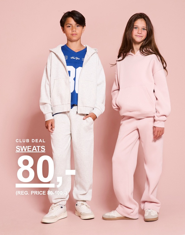 Dreng i et gråt sweatsæt og pige i et lyserødt sweatsæt. CLUB DEAL: SWEATS 80,- (normalpris 80–100,-).
