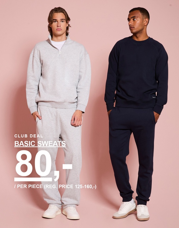 To fyre i matchende sweatshirts og bukser i lysegrå og mørkeblå. Kampagnetekst: "CLUB DEAL BASIC SWEATS 80,- / PER PIECE (REG. PRICE 125-160,-)".