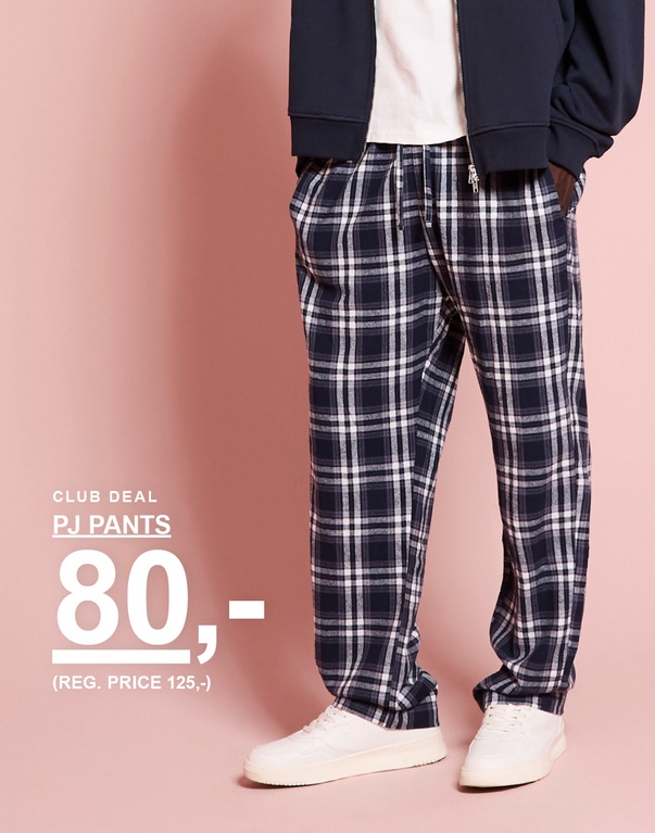 Fyr i en mørkeblå hoodie og ternede pyjamasbukser. Kampagnetekst: "CLUB DEAL PJ PANTS 80,- (REG. PRICE 125,-)".