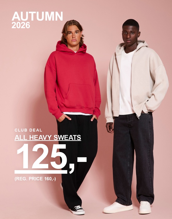 To fyre i hoodies og bukser i rød, beige og sort. Kampagnetekst: "CLUB DEAL ALL HEAVY SWEATS 125,- (REG. PRICE 160,-)".