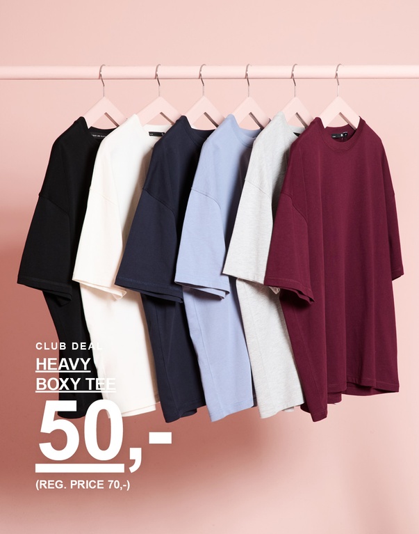 Seks heavy boxy T-shirts i sort, hvid, mørkeblå, lyseblå, grå og bordeaux. Kampagnetekst: "CLUB DEAL HEAVY BOXY TEE 50,- (REG. PRICE 70,-)".