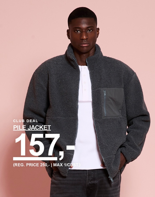 Fyr i en mørkegrå pilejakke og mørke jeans. Kampagnetekst: "CLUB DEAL PILE JACKET 157,- (REG. PRICE 250,- | MAX 1/CUST.)".