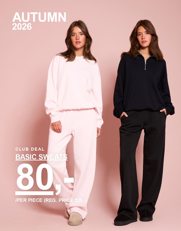 To piger i sweats, en i hvid og en i sort. Kampagnetekst: "CLUB DEAL – BASIC SWEATS 80,-/DEL (NORMALPRIS 125,-)".