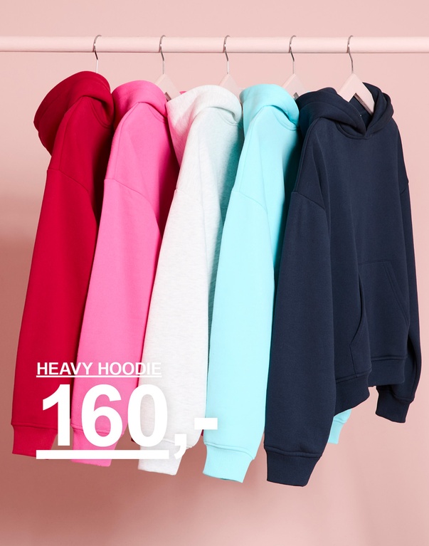 Hoodies i rød, lyserød, hvid, turkis og mørkeblå. Kampagnetekst: "HEAVY HOODIE 160,-".