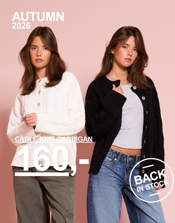 Tre piger i kabelstrikkede cardigans i brun, hvid og sort. Kampagnetekst: "CABLE KNIT CARDIGAN 200,-, BACK IN STOCK"