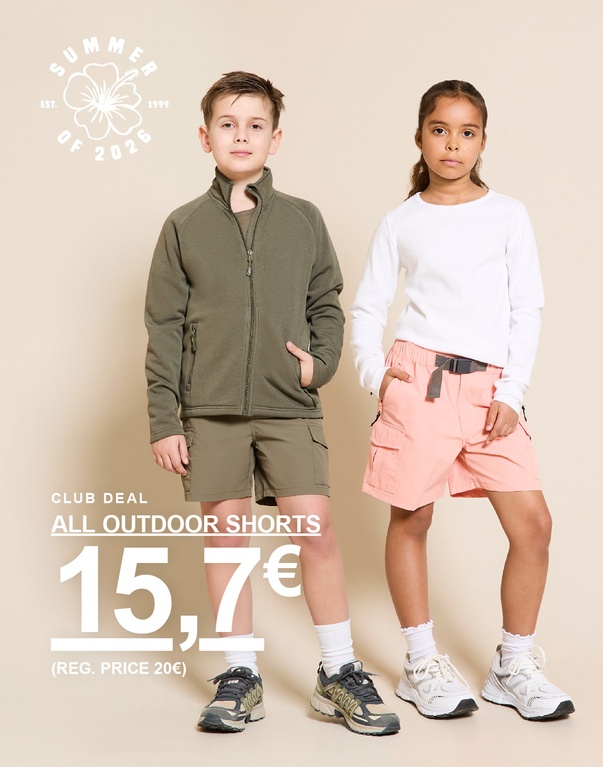 Twee kinderen in outdoor shorts en tops in groen en roze tegen een lichte achtergrond. SUMMER OF 2026 CLUB DEAL ALL OUTDOOR SHORTS 15,7€ (REG. PRICE 20€)