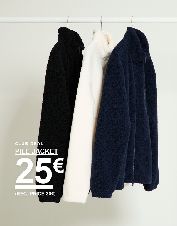 Kolme piletakkia mustana, valkoisena ja tummansinisenä roikkumassa vaatetangossa vaaleaa taustaa vasten. Club deal pile jacket 25€ (reg. price 30€)